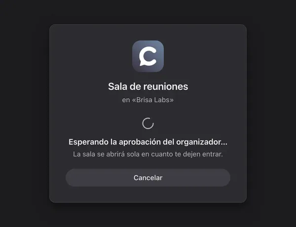 La pantalla del invitado: «Esperando la aprobación del organizador…» con el nombre de la sala y el botón «Cancelar»
